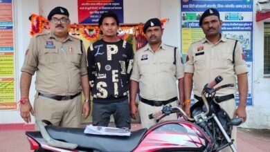 रात्रि में कार के सामने मोटर सायकल अड़ाकर खिलौना पिस्टल से डराने वाला आरोपी गिरफ्तार