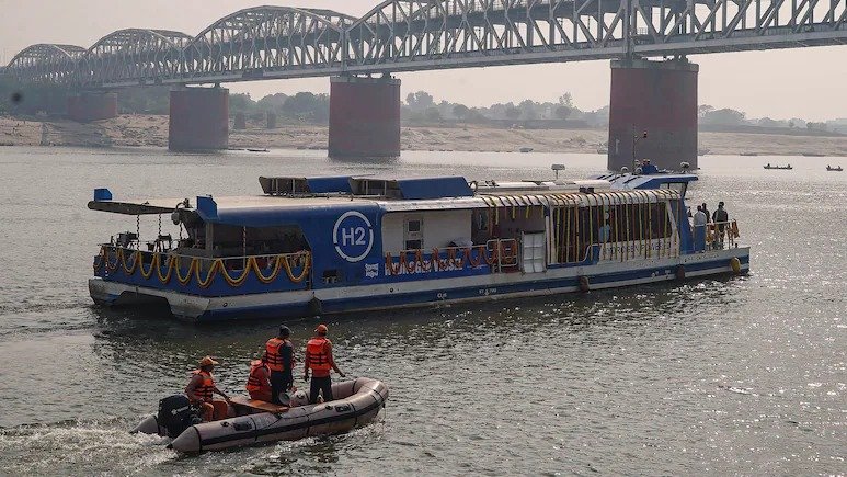 The country’s first indigenous: वाराणसी – देश का पहला स्वदेशी हाइड्रोजन ईंधन चालित यात्री जलयान हुआ लॉन्च, शहरी जल परिवहन में मिलेगी शोर-मुक्त, प्रदूषण-मुक्त तेज यात्रा
