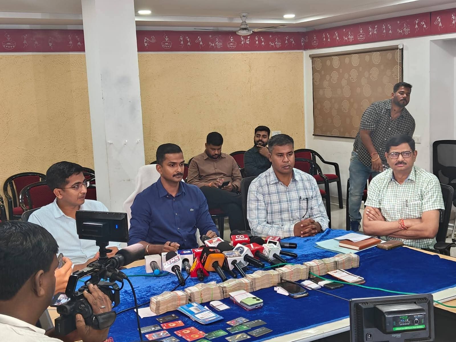 पर्दाफाश, चार गिरफ्तार