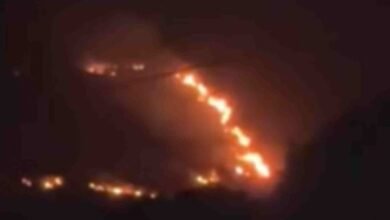 बुढ़ादेव पहाड़ी में आग से हड़कंप, हवा बनी खतरा… प्रशासन पर उठे सवाल