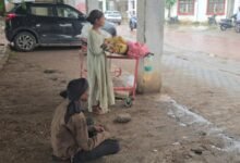 झांसी मेडिकल कॉलेज में मां के शव के पास बैठी मासूम बच्ची
