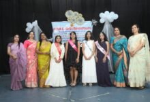 सभी विजेता छात्राओं को ताज और सैश पहनाकर सम्मानित किया गया।